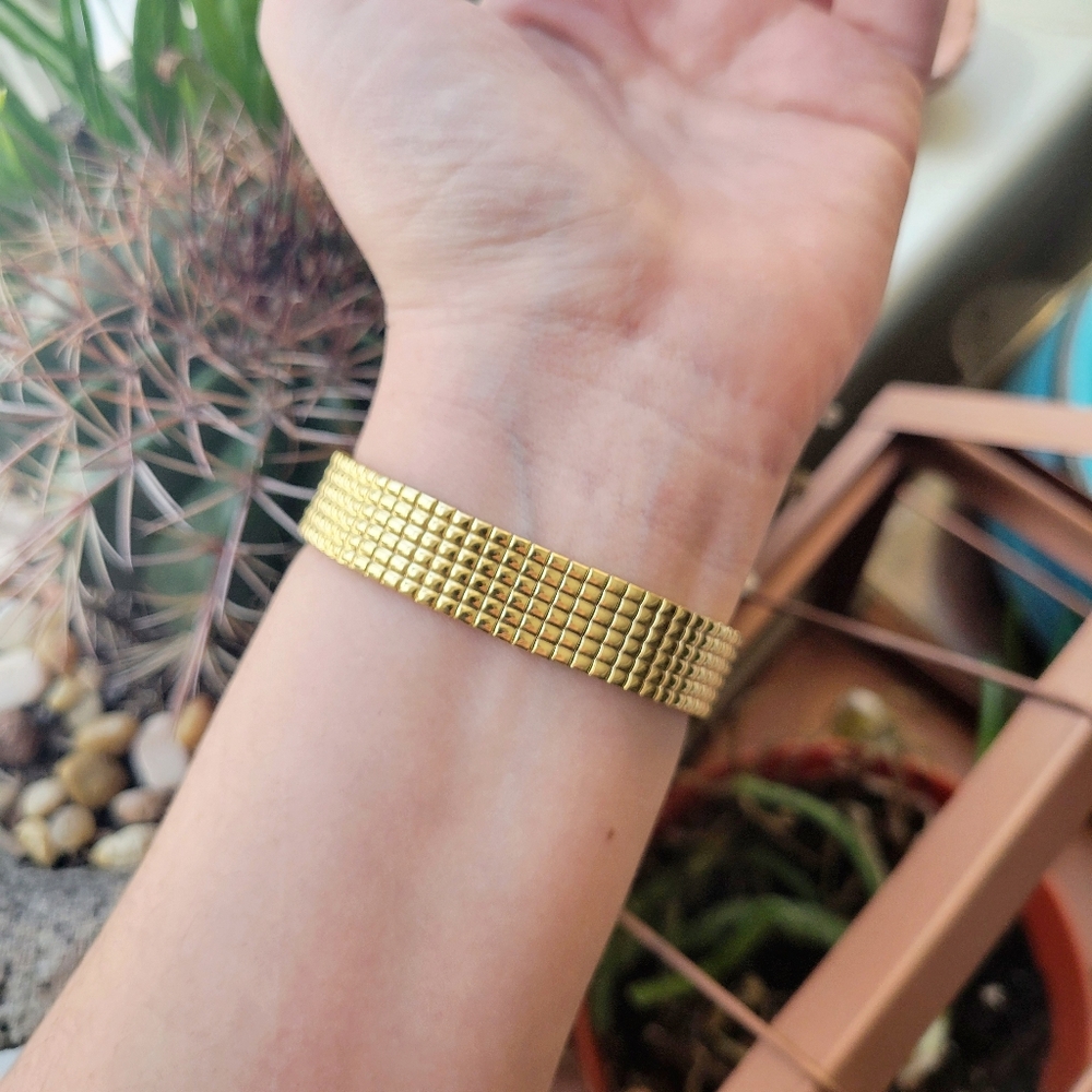 Sharp Gold Calendar Round Stretch Watch - Picture 9 of 10